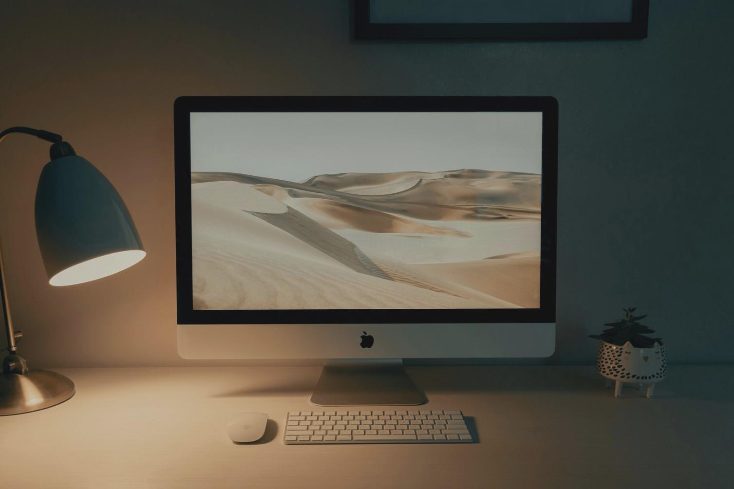 Persona che gestisce le proprie finanze personali con metodi pratici