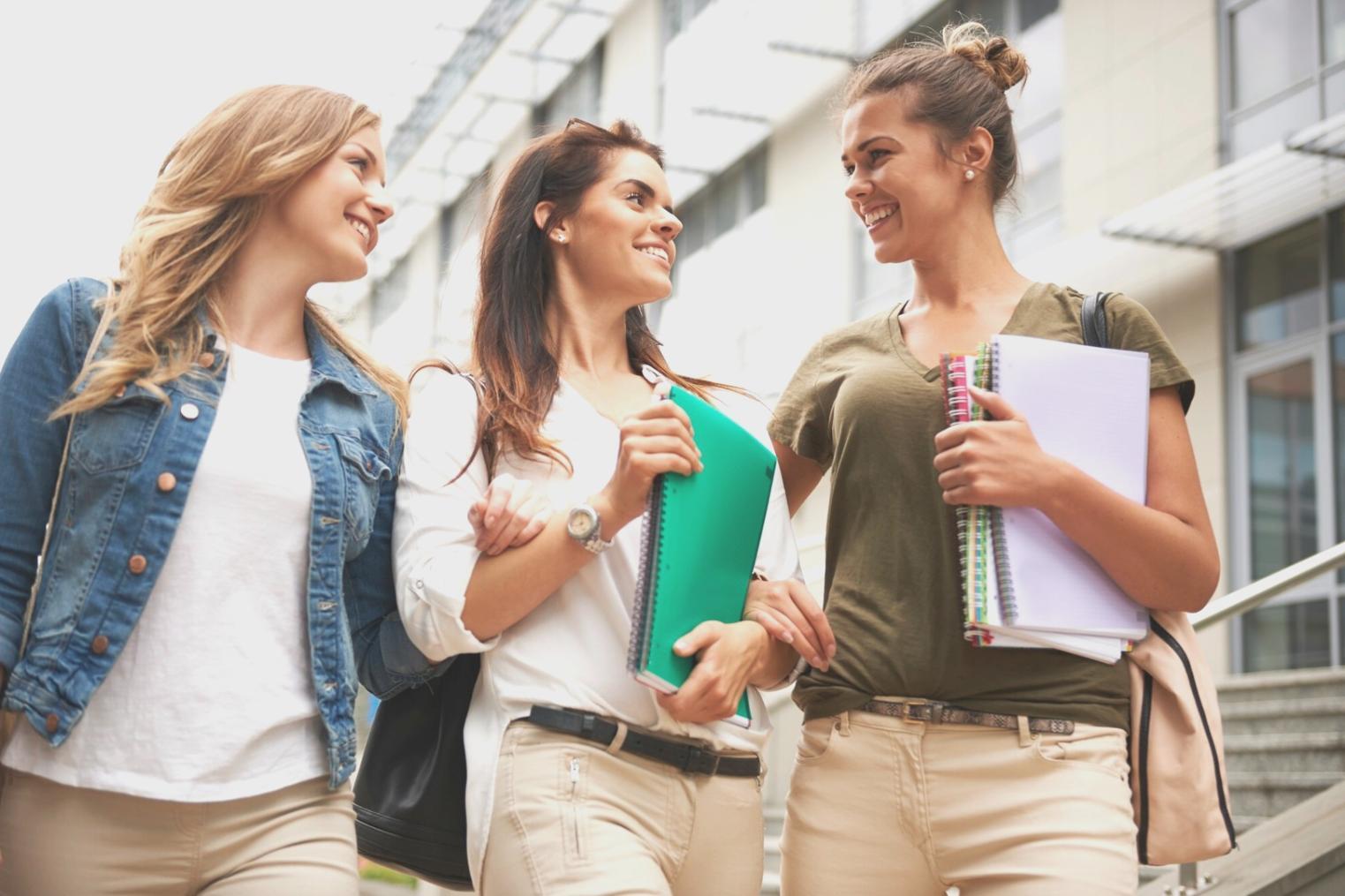 Consulente finanziario che analizza documenti di budget con cliente