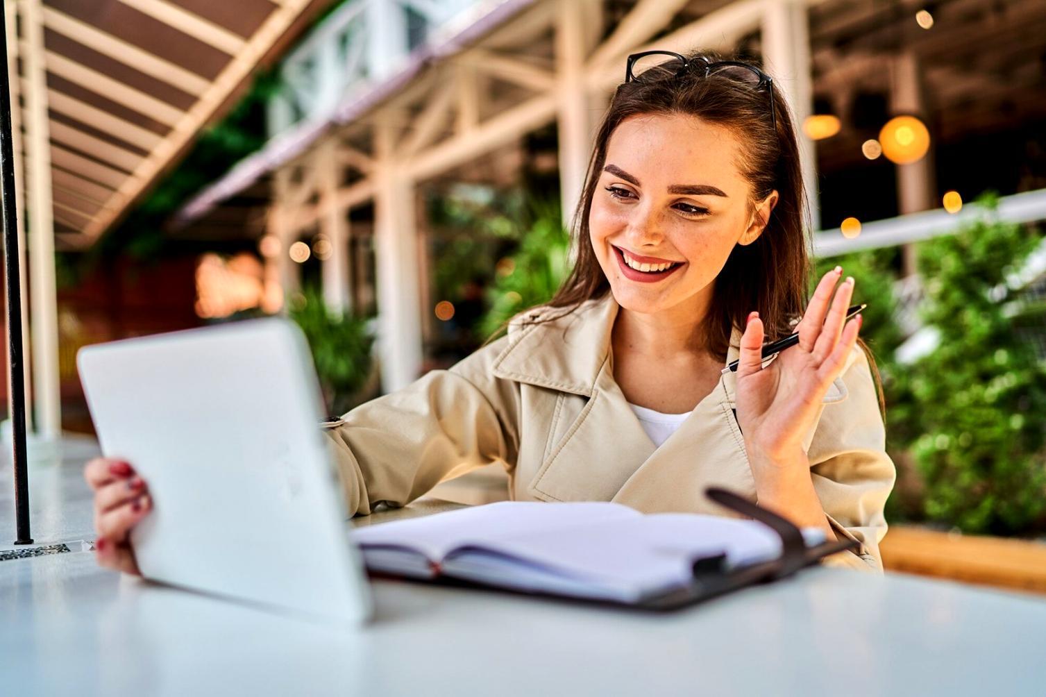 Analisi finanziaria e pianificazione budget su scrivania con documenti e calcolatrice